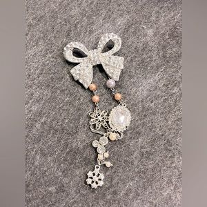 silver / bow rhinestone dangle brooch
